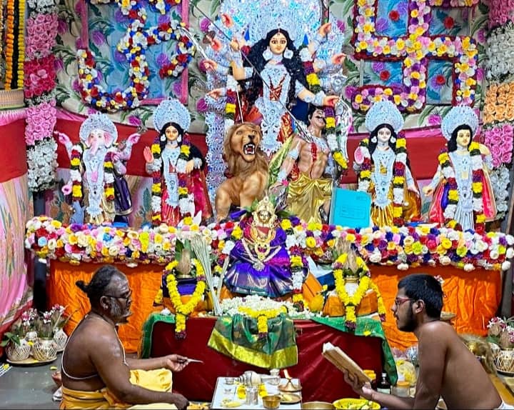 கோயில்கள், வீடுகளில் கோலாகலமாகத் தொடங்கிய நவராத்திரி விழா; மட்டுங்கா சங்கர மடத்தில் சிறப்புப் பூஜைகள், ஹோமங்கள்; படிக்கட்டுகளில் அலங்கரிக்கப்பட்ட கொலு பொம்மைகள் பக்தர்களைக் கவர்ந்தன!