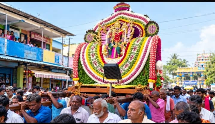 திசையன்விளை சந்தியம்மன் கோவிலில் விஜயதசமி விழா கொண்டாட்டம்;  பூஞ்சப்பரத்தில் எழுந்தருளி அம்மன் வீதி உலா – திரளான பக்தர்கள் தரிசனம்